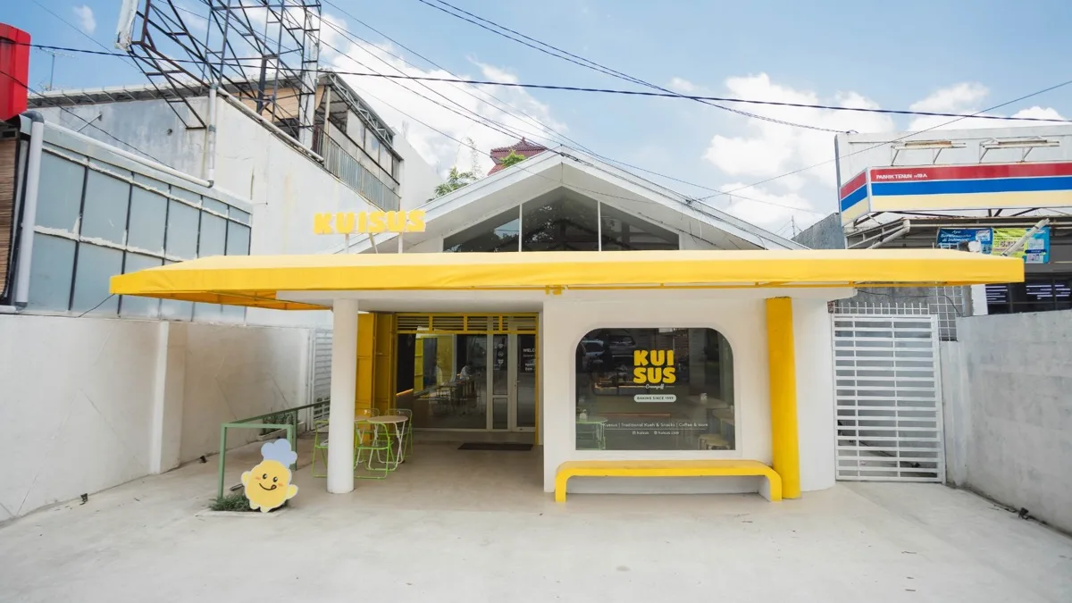 Tampak depan toko KUISUS Pabrik Tenun dengan kanopi kuning dan maskot